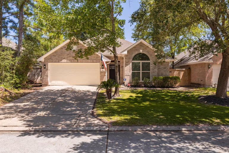 Photo 2 of 42 Camber Pine Place, The Woodlands, TX