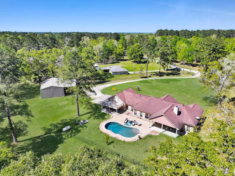 Photo of 531 County Road 641, Dayton, TX 77535