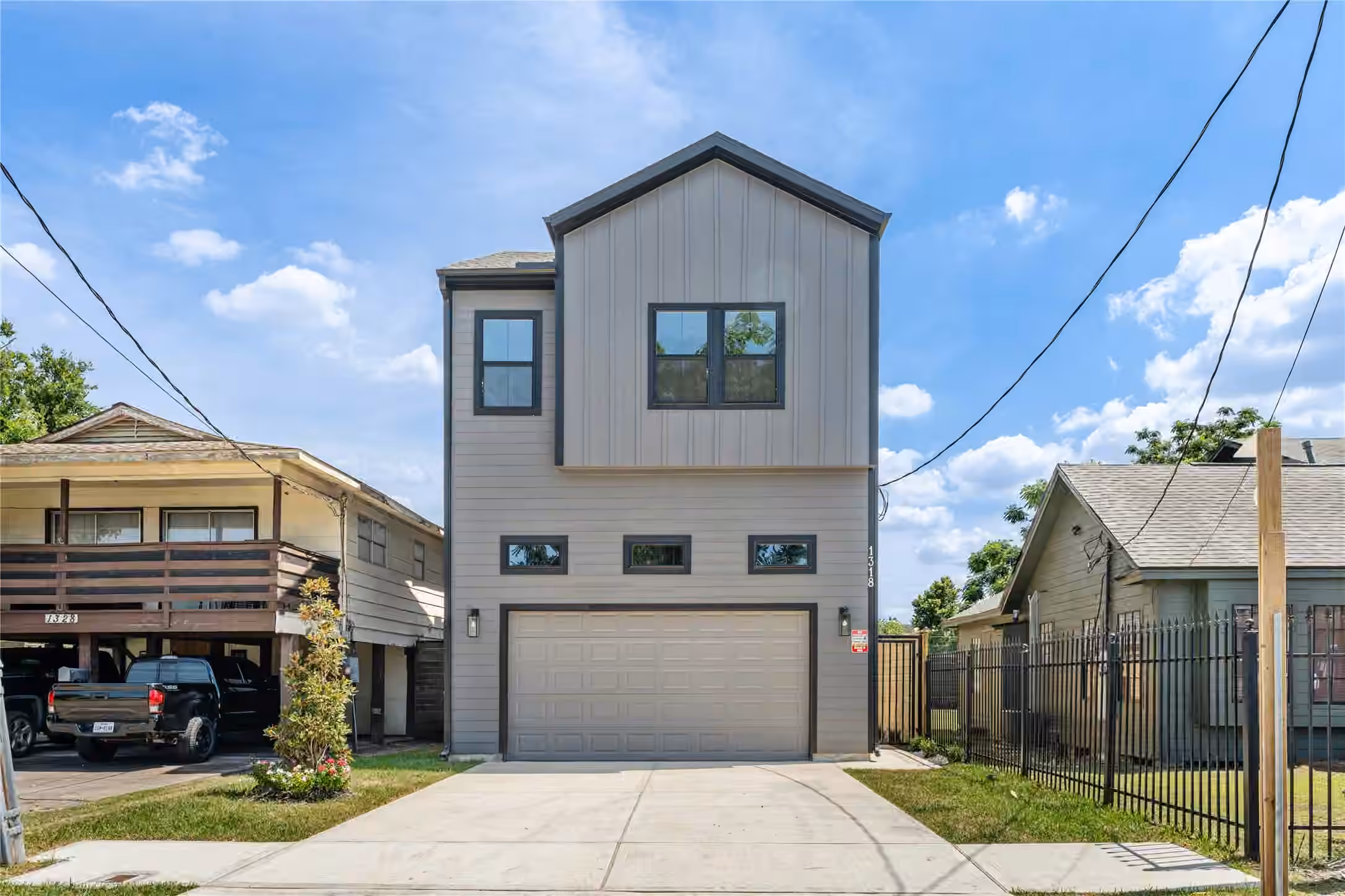 Photo 2 of 1318 E 32nd 1/2 Street, Houston, TX