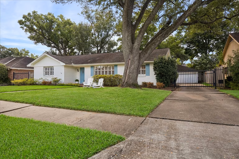 Photo 3 of 7623 Meadowvale Drive, Houston, TX