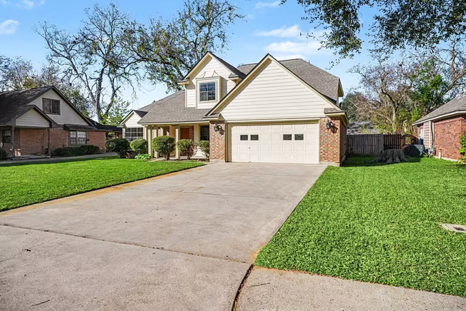 Photo 3 of 107 Sandalwood Drive, Lake Jackson, TX