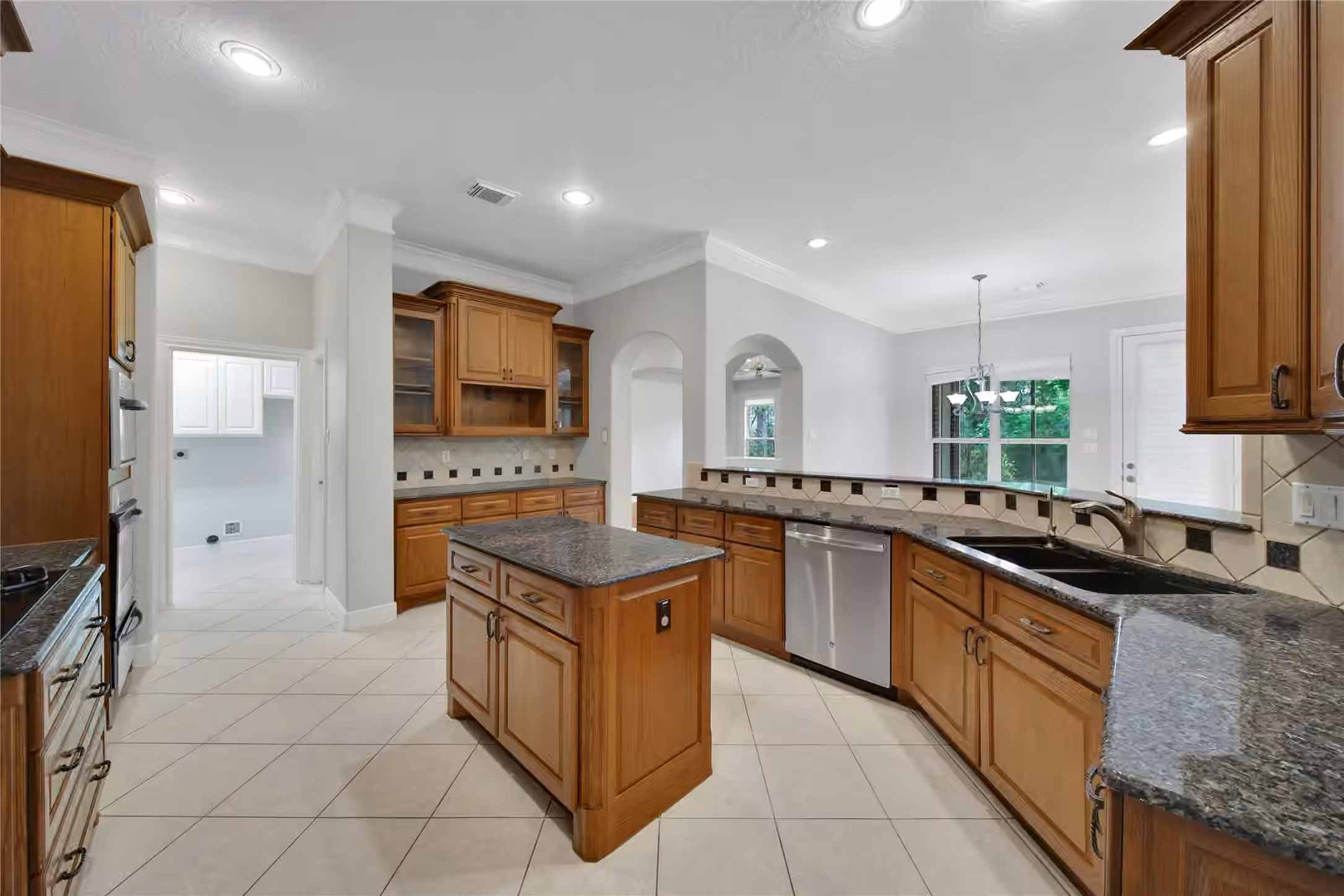Photo 6 of 8918 Summerdale Lane, Conroe, TX