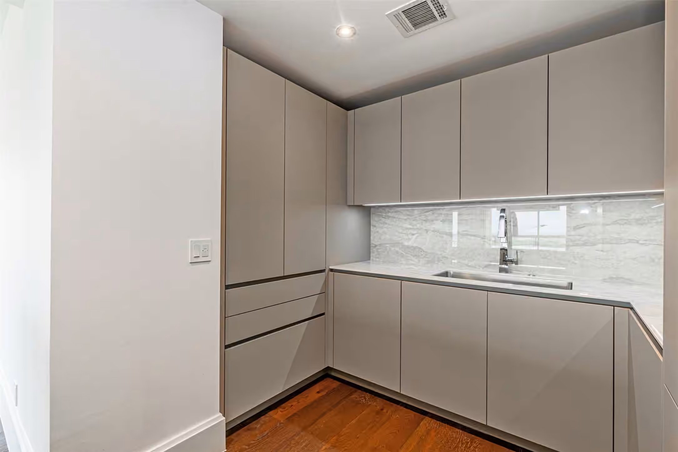 Photo 7 of 1701 Hermann Drive 34L, Houston, TX