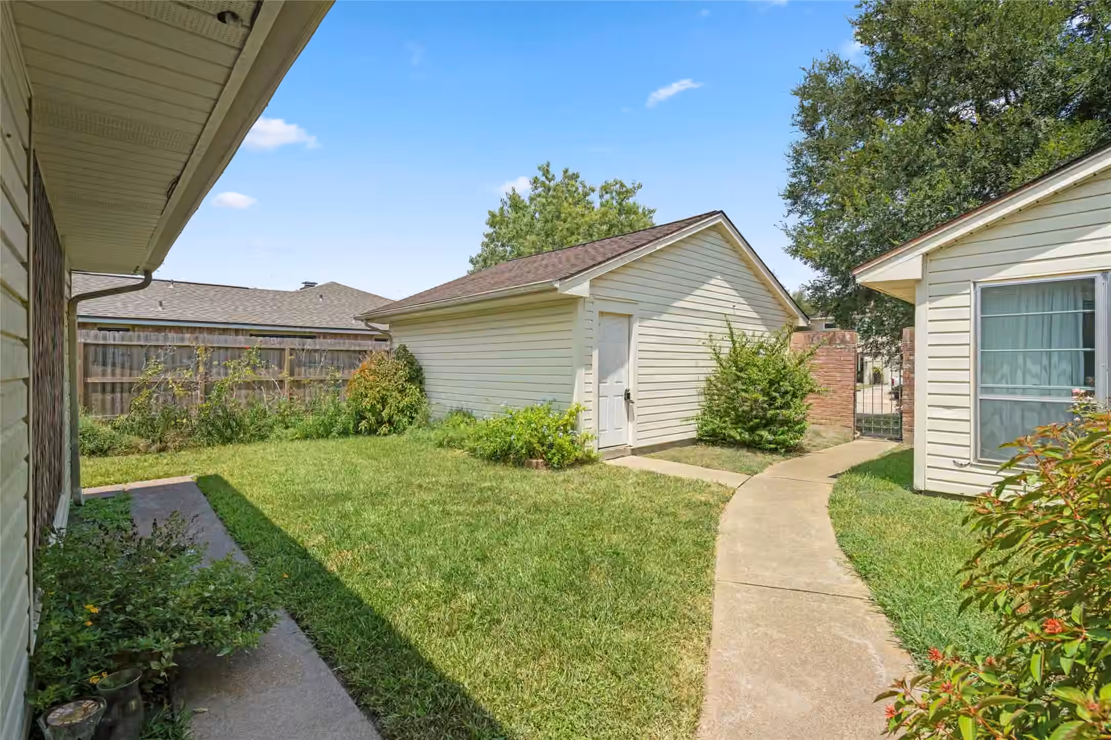Photo 3 of 422 W Castle Harbour Drive, Friendswood, TX