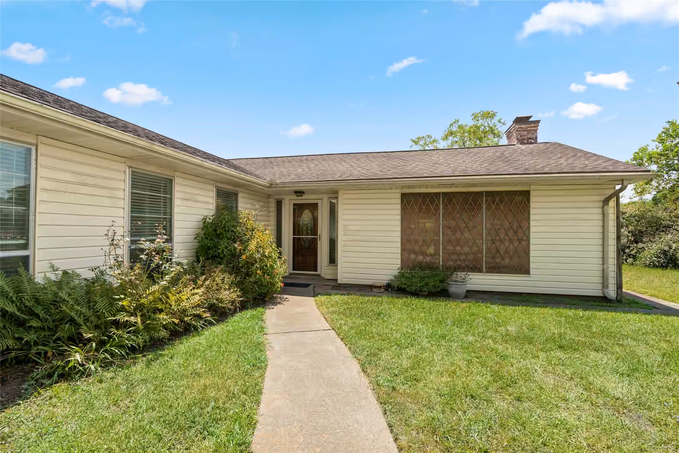 Photo 4 of 422 W Castle Harbour Drive, Friendswood, TX