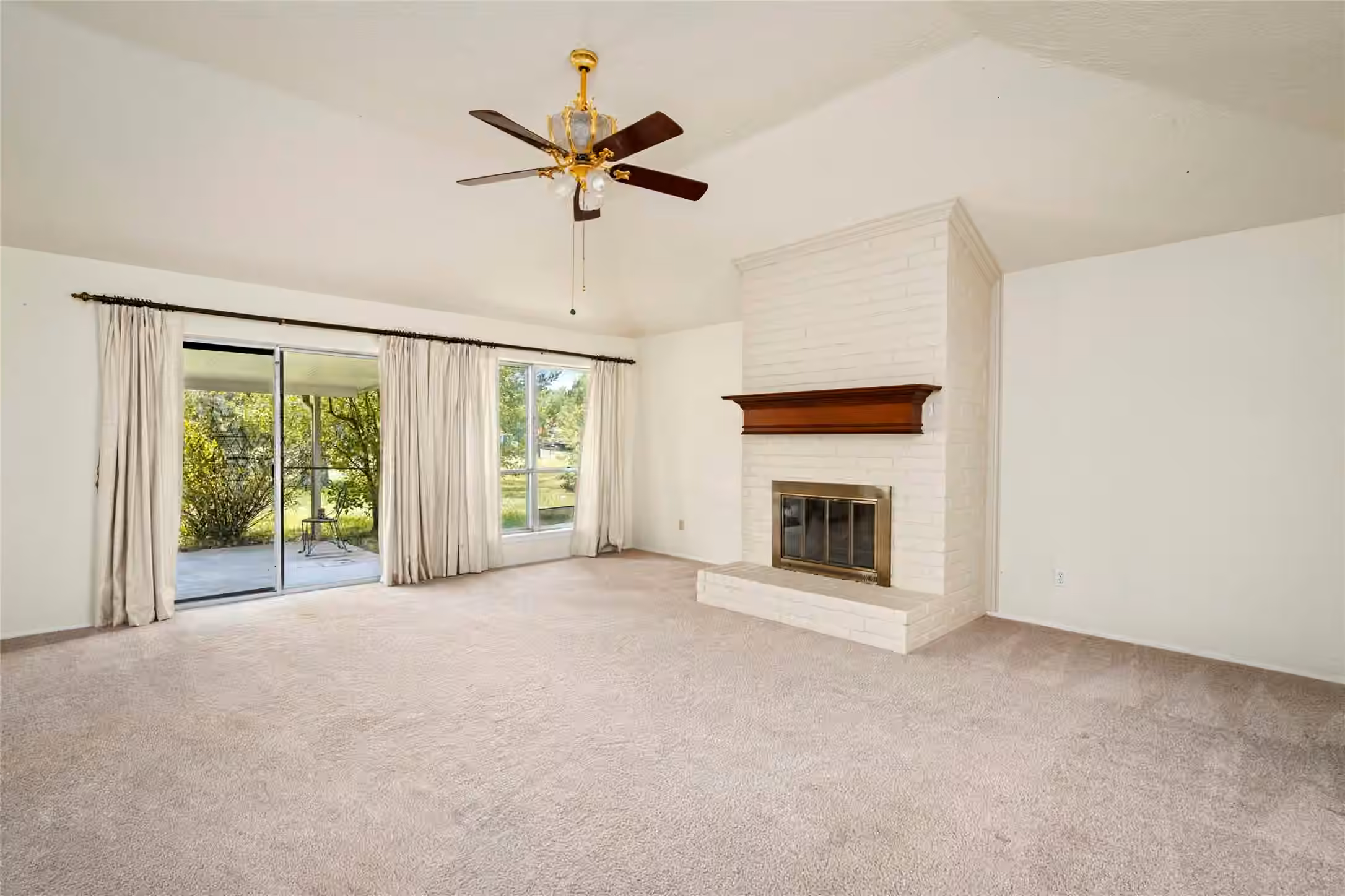 Photo 5 of 422 W Castle Harbour Drive, Friendswood, TX
