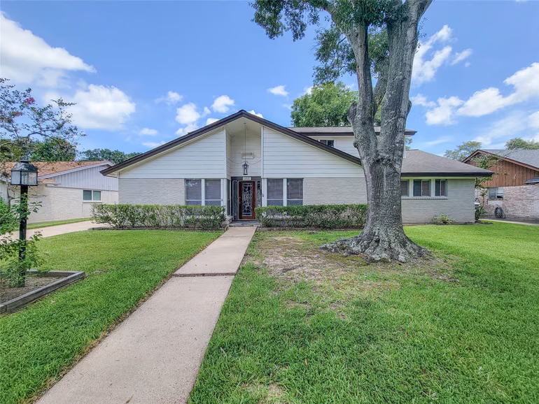 Photo of 18583 Martinique Drive, Nassau Bay, TX