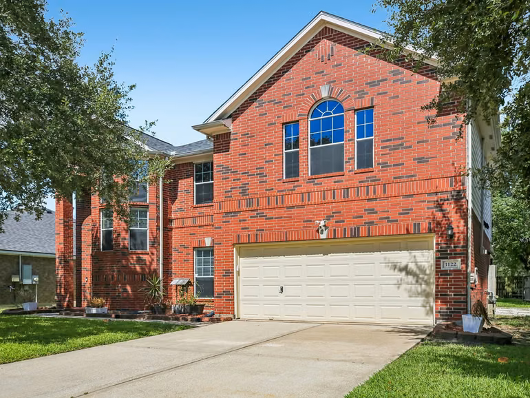 Photo 2 of 1122 Chase Park Drive, Bacliff, TX