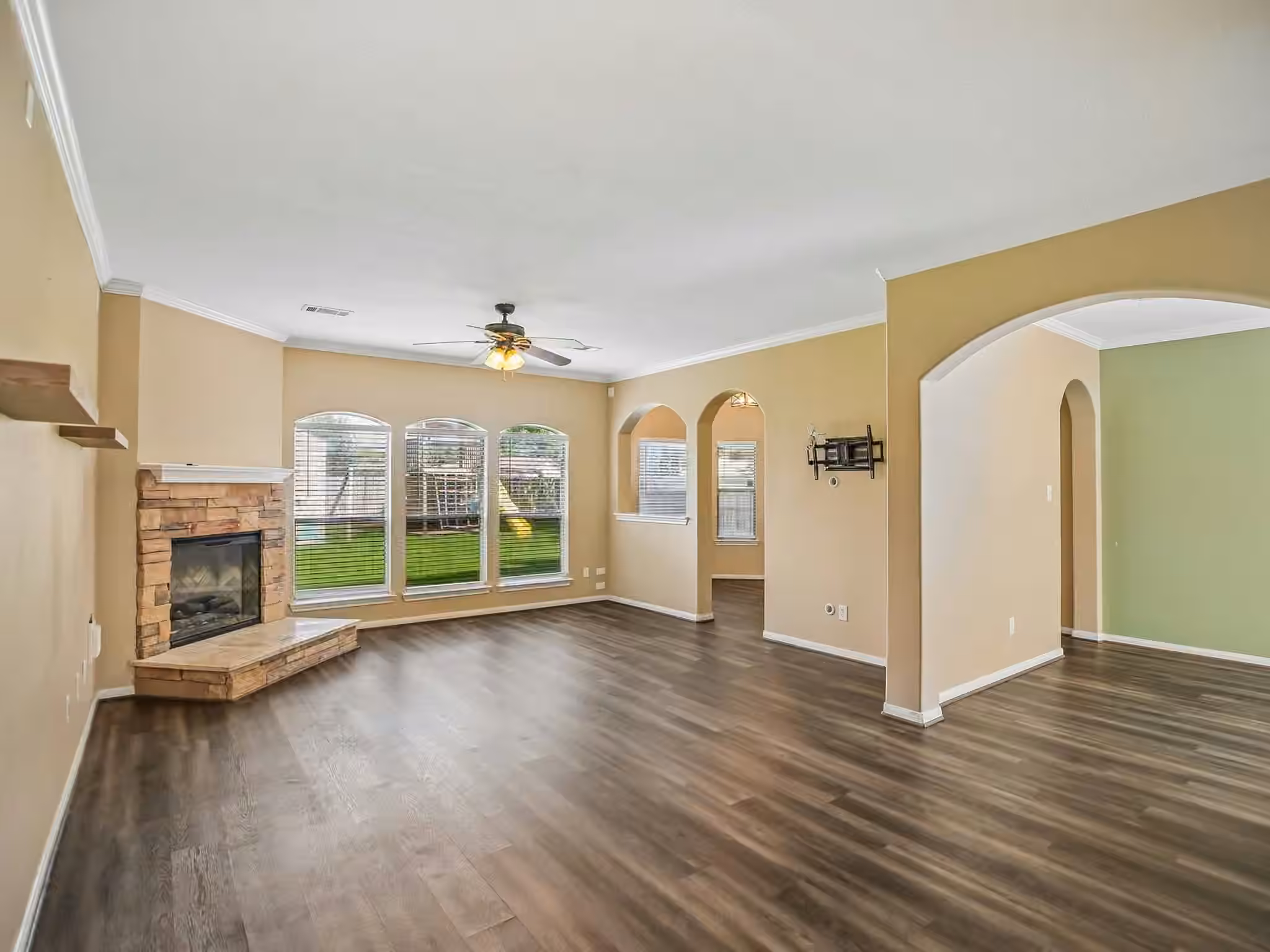 Photo 3 of 1122 Chase Park Drive, Bacliff, TX