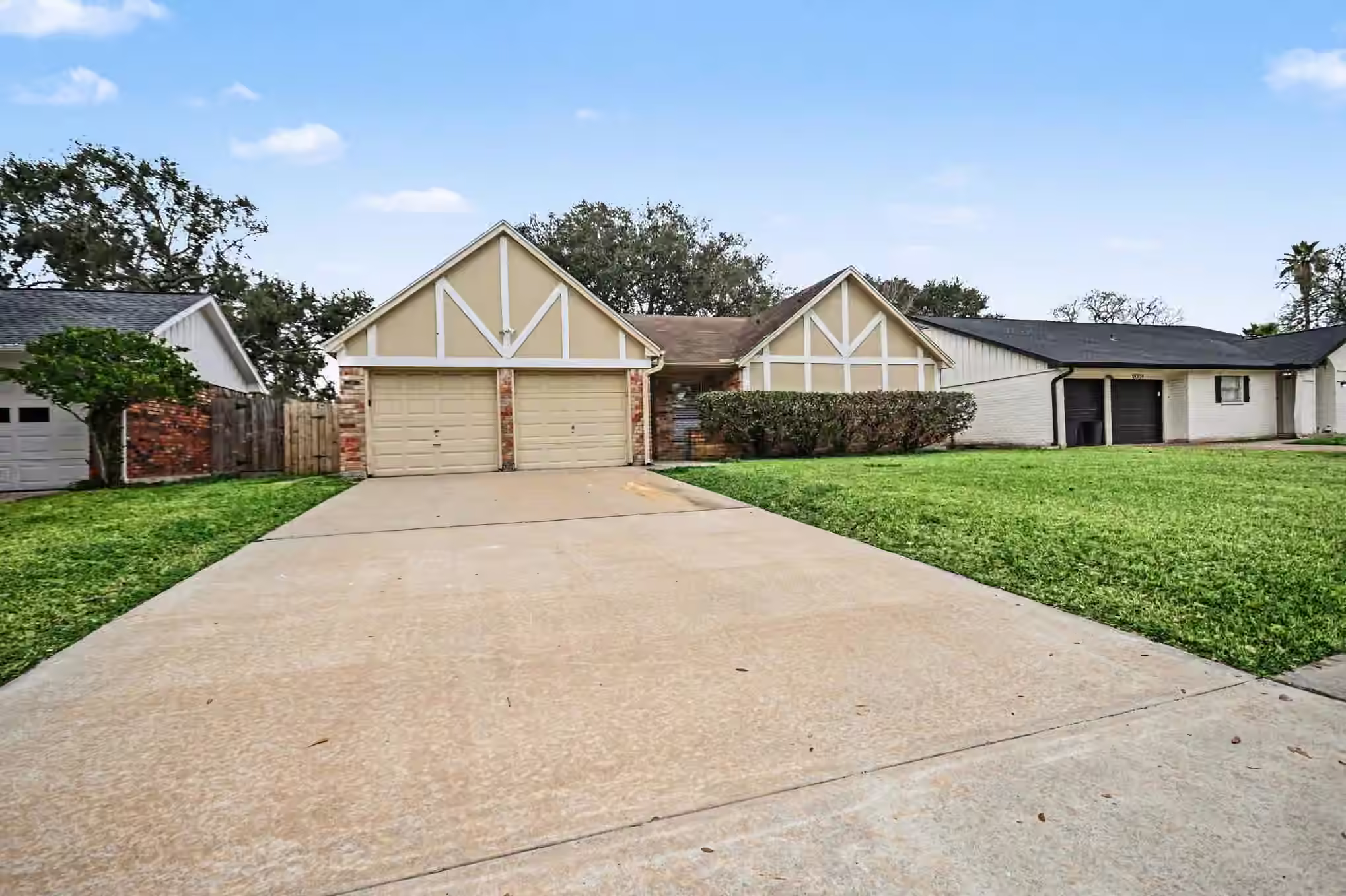 Photo 3 of 15727 Blackhawk Boulevard, Friendswood, TX