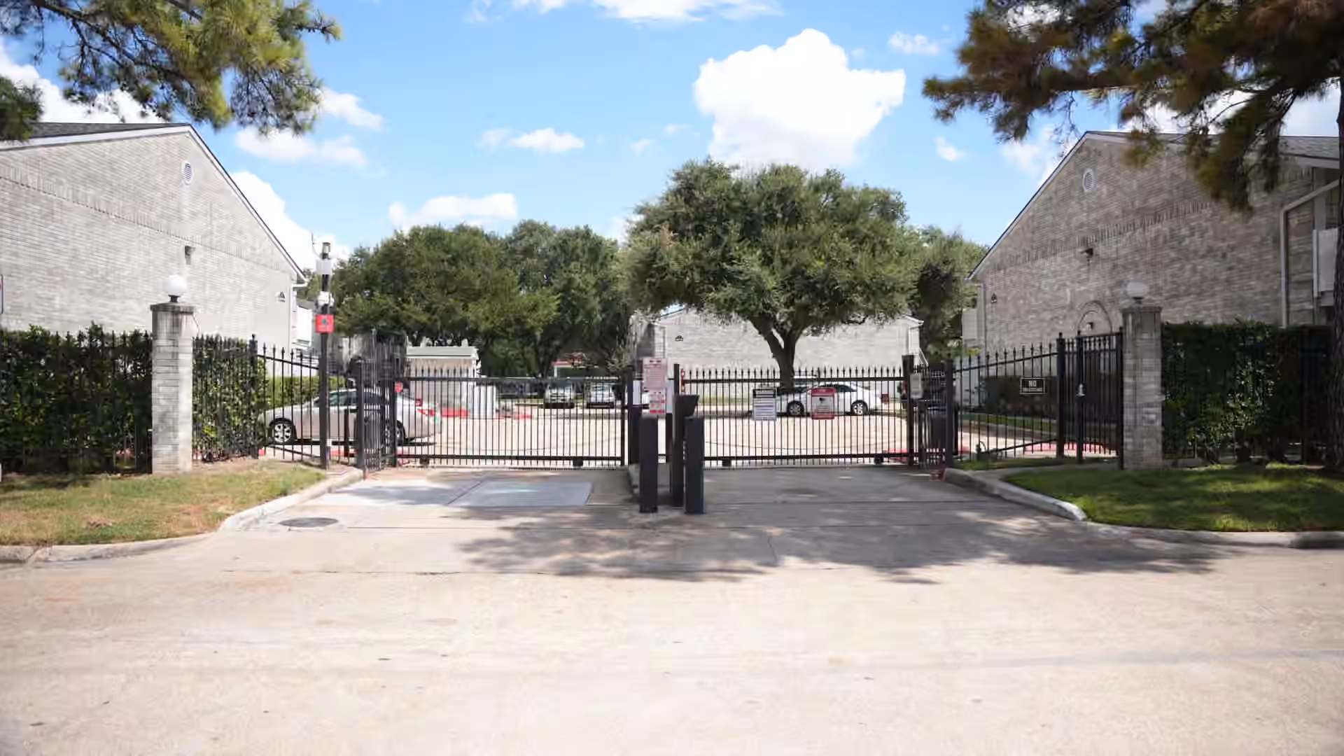 Photo 2 of 10839 Braes Bend 10839, Houston, TX