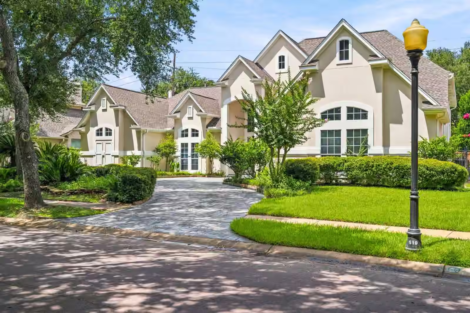 Photo 4 of 1606 Clearwater Creek Drive, Sugar Land, TX