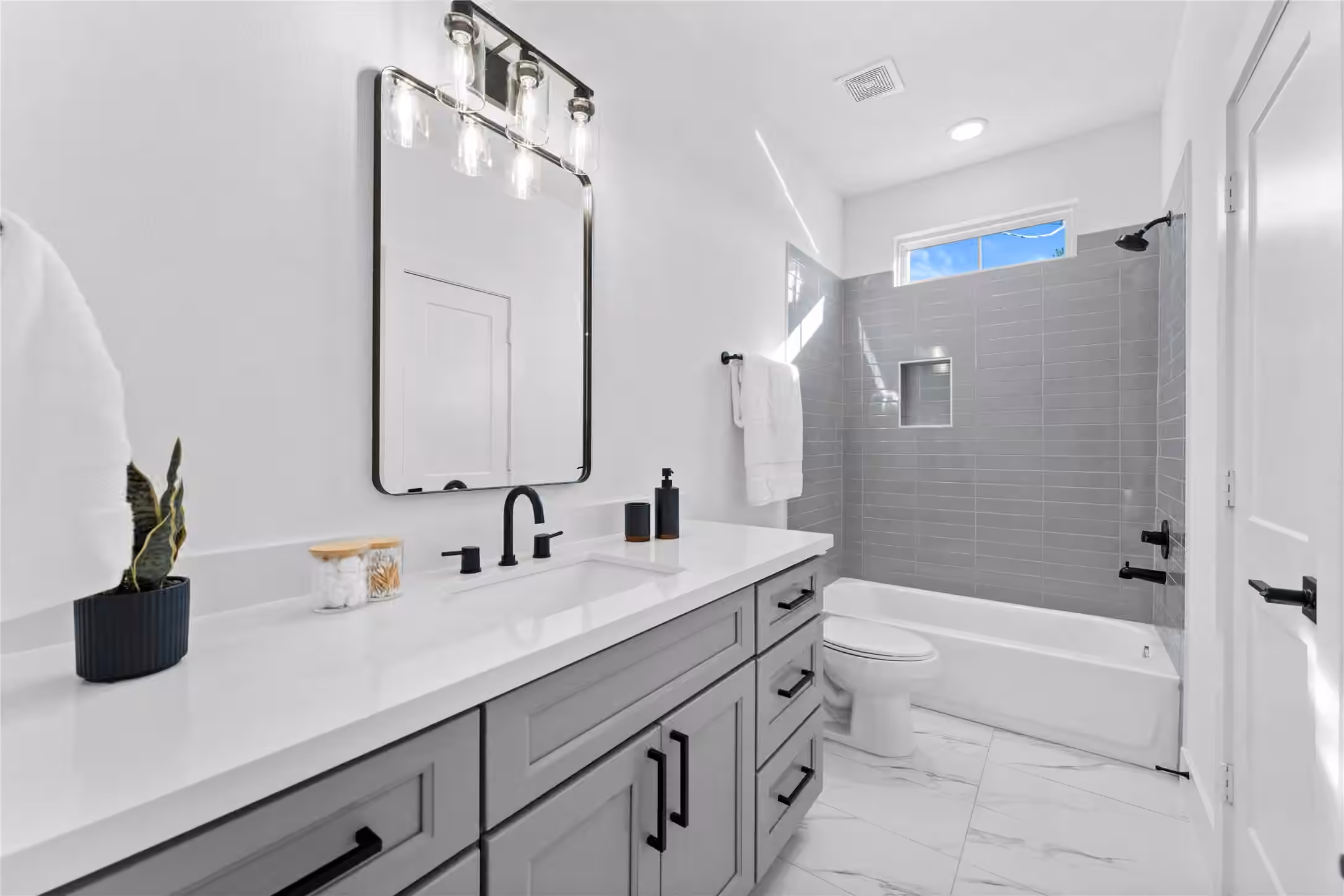 Photo 5 of 3107 Jensen Dr B, Houston, TX