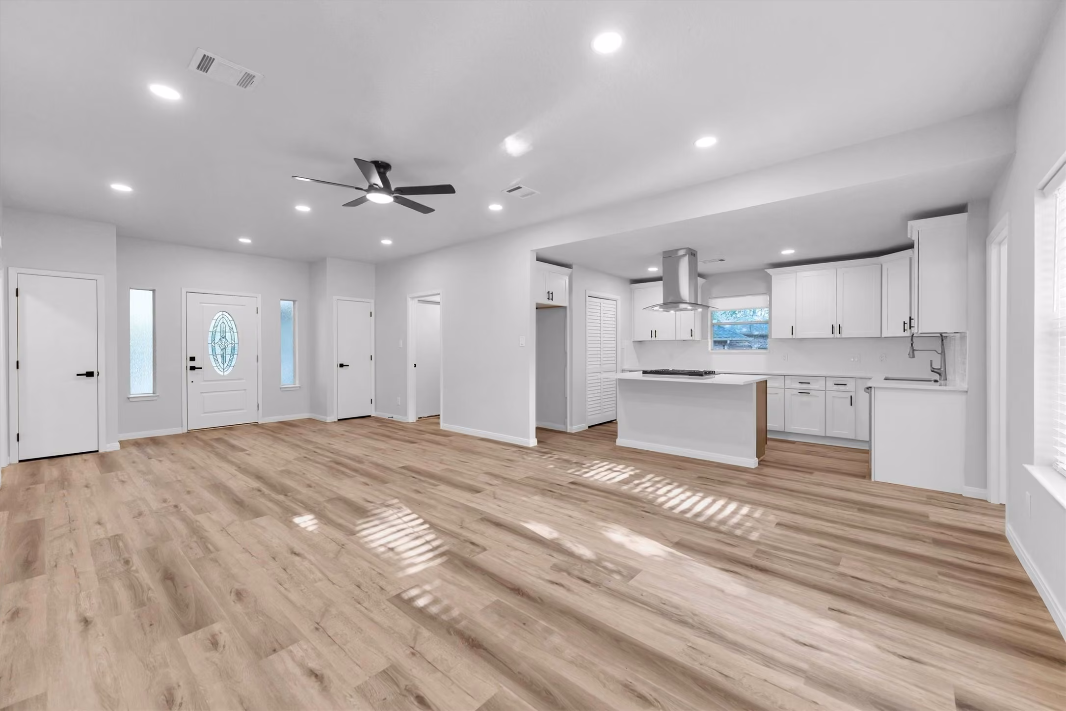 Photo 6 of 128 E Park Drive, Conroe, TX