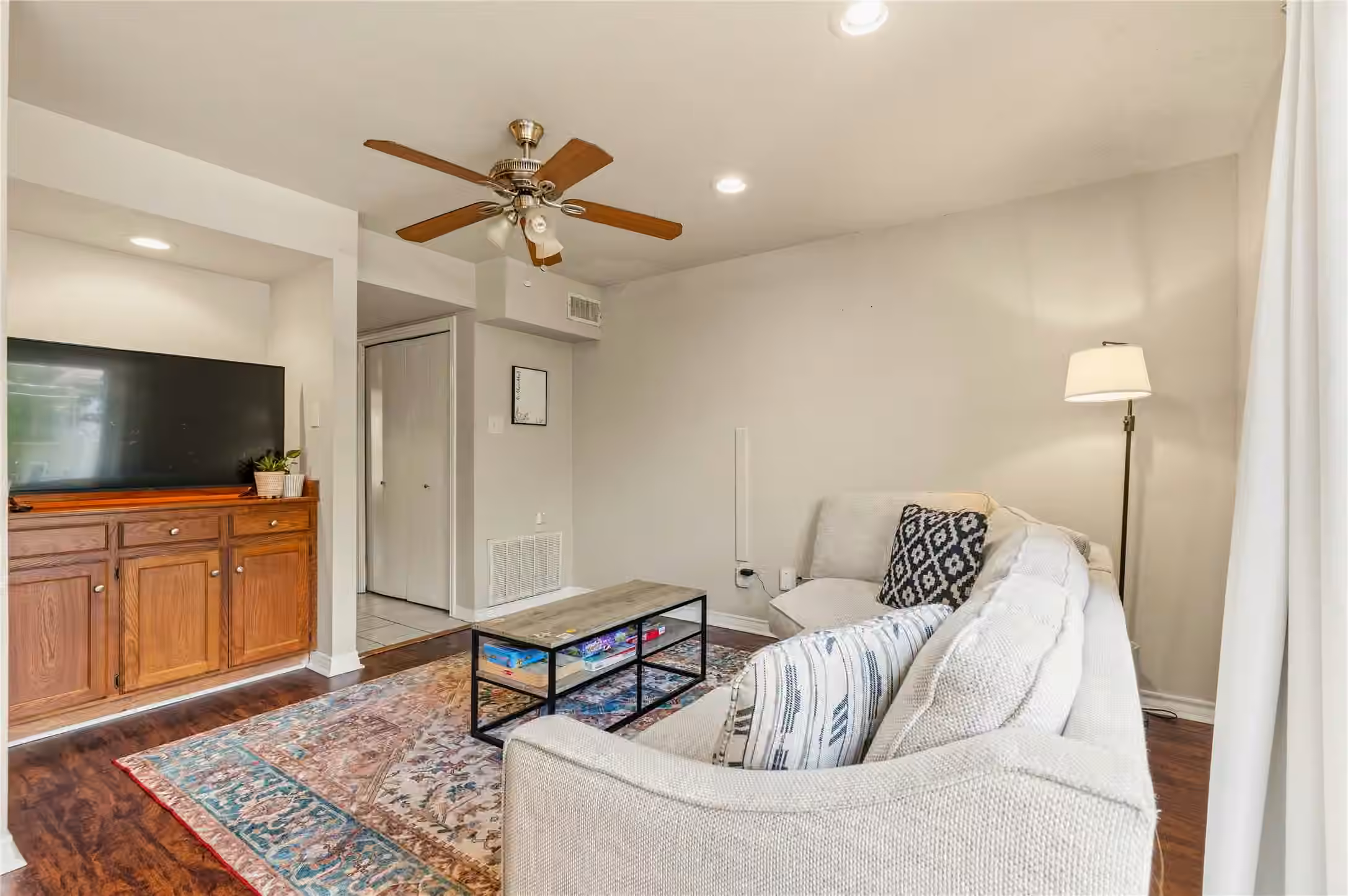 Photo 7 of 1401 Avenue O Apt G, Huntsville, TX