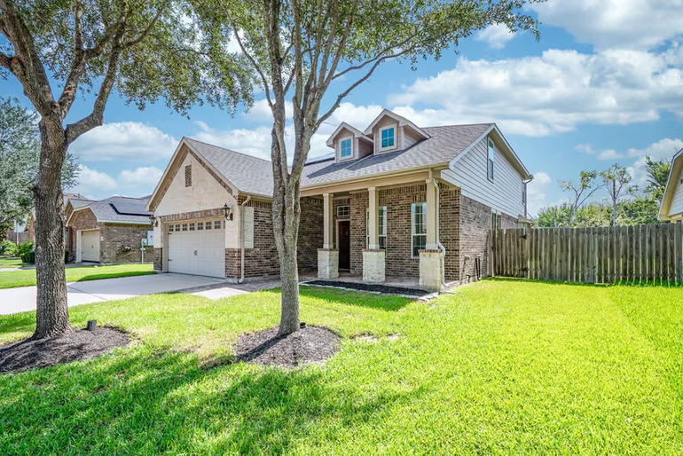 Photo 2 of 2813 Lost Maples Drive, Pearland, TX