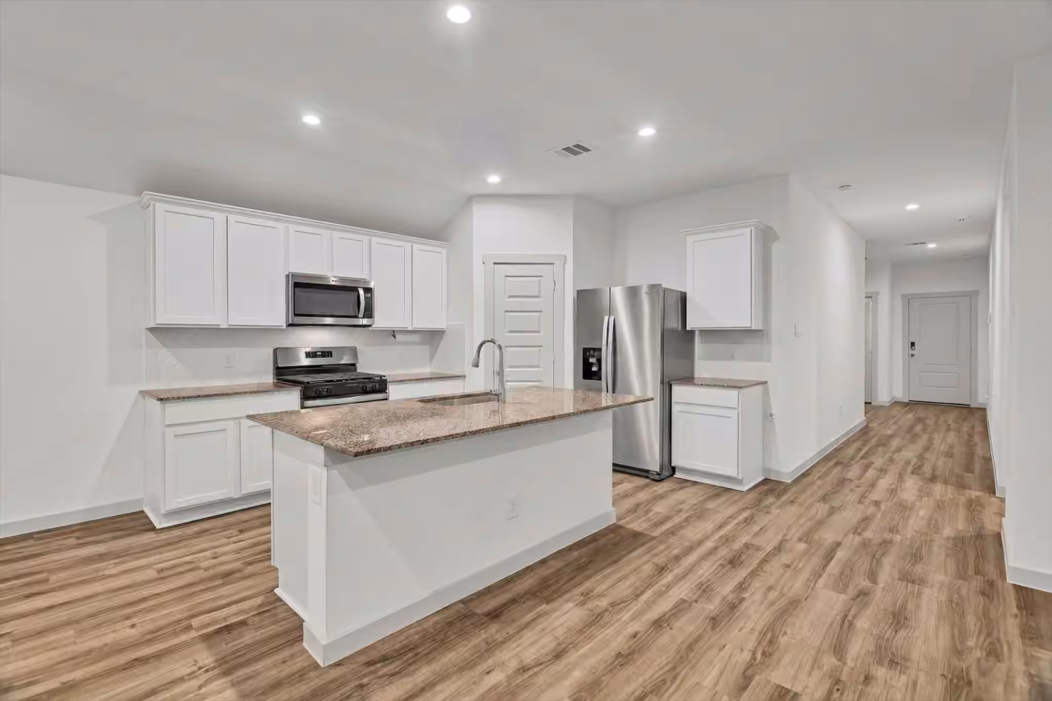 Photo 4 of 10002 Palm Royal Drive, Baytown, TX