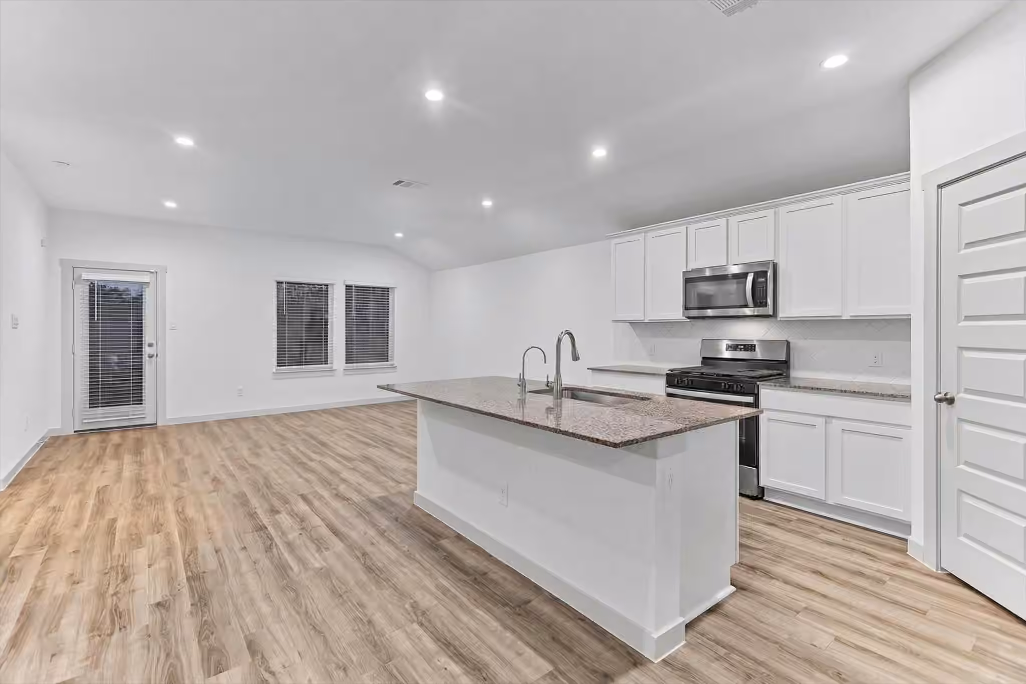 Photo 7 of 10002 Palm Royal Drive, Baytown, TX
