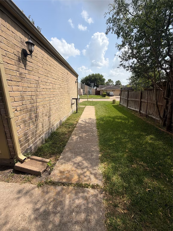Photo 3 of 13310 Robinglen Drive, Houston, TX