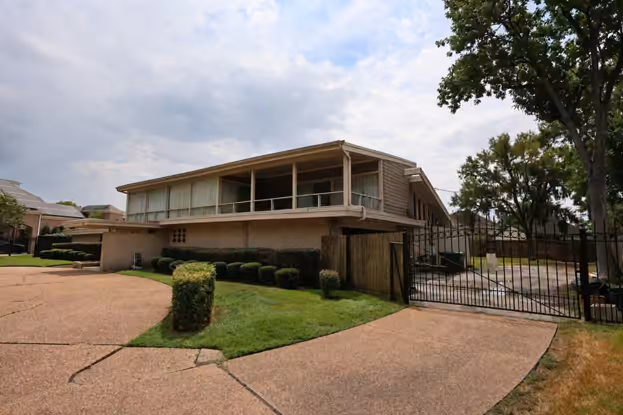 Photo 3 of 3506 S Parkwood Drive, Houston, TX