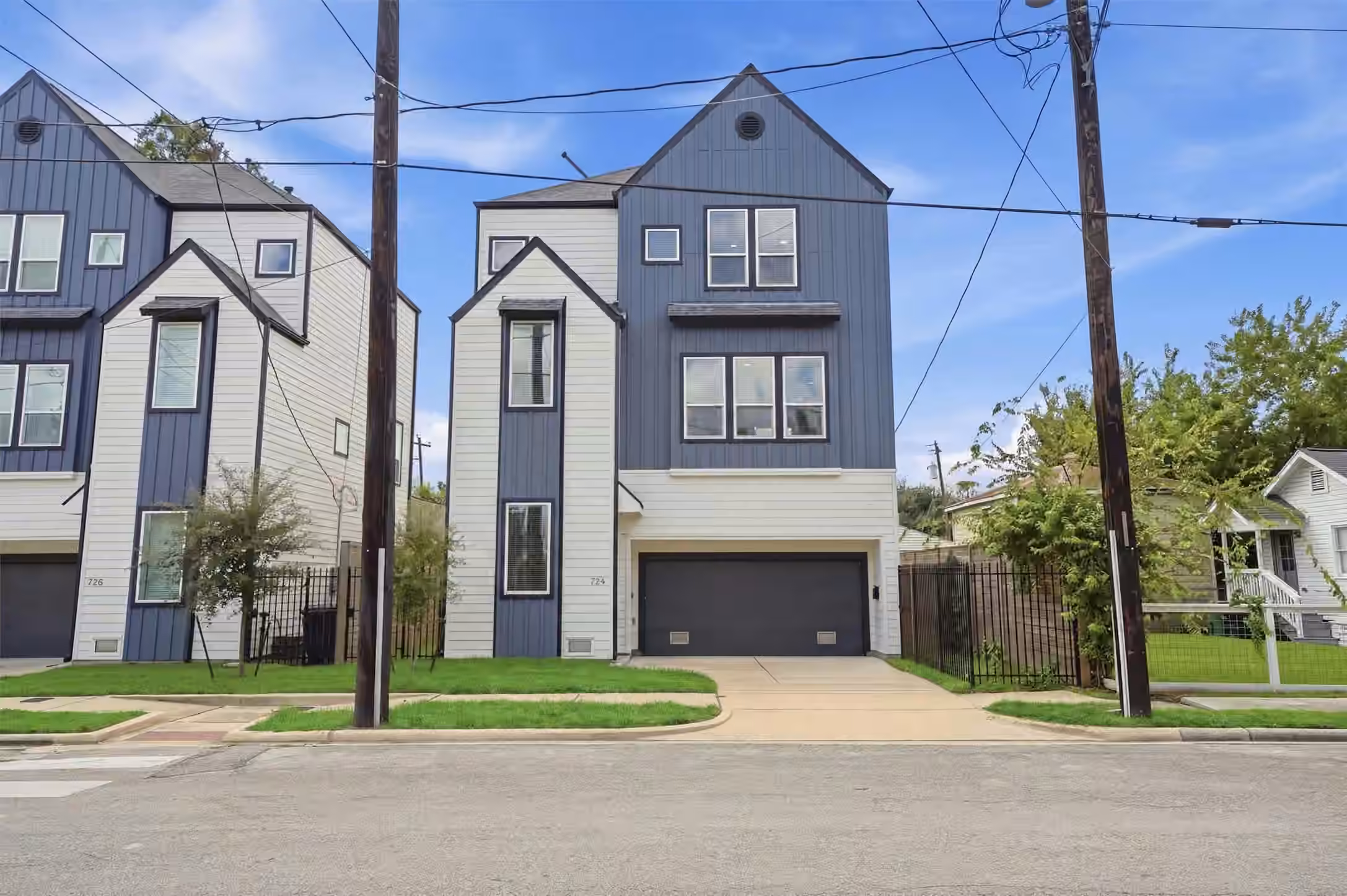 Photo 2 of 724 E 33rd Street, Houston, TX