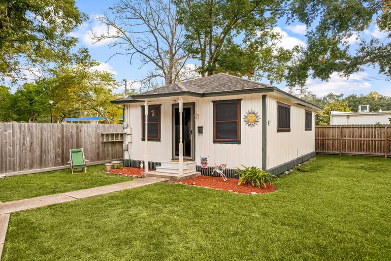 Photo 5 of 816 W Adoue Street, Alvin, TX