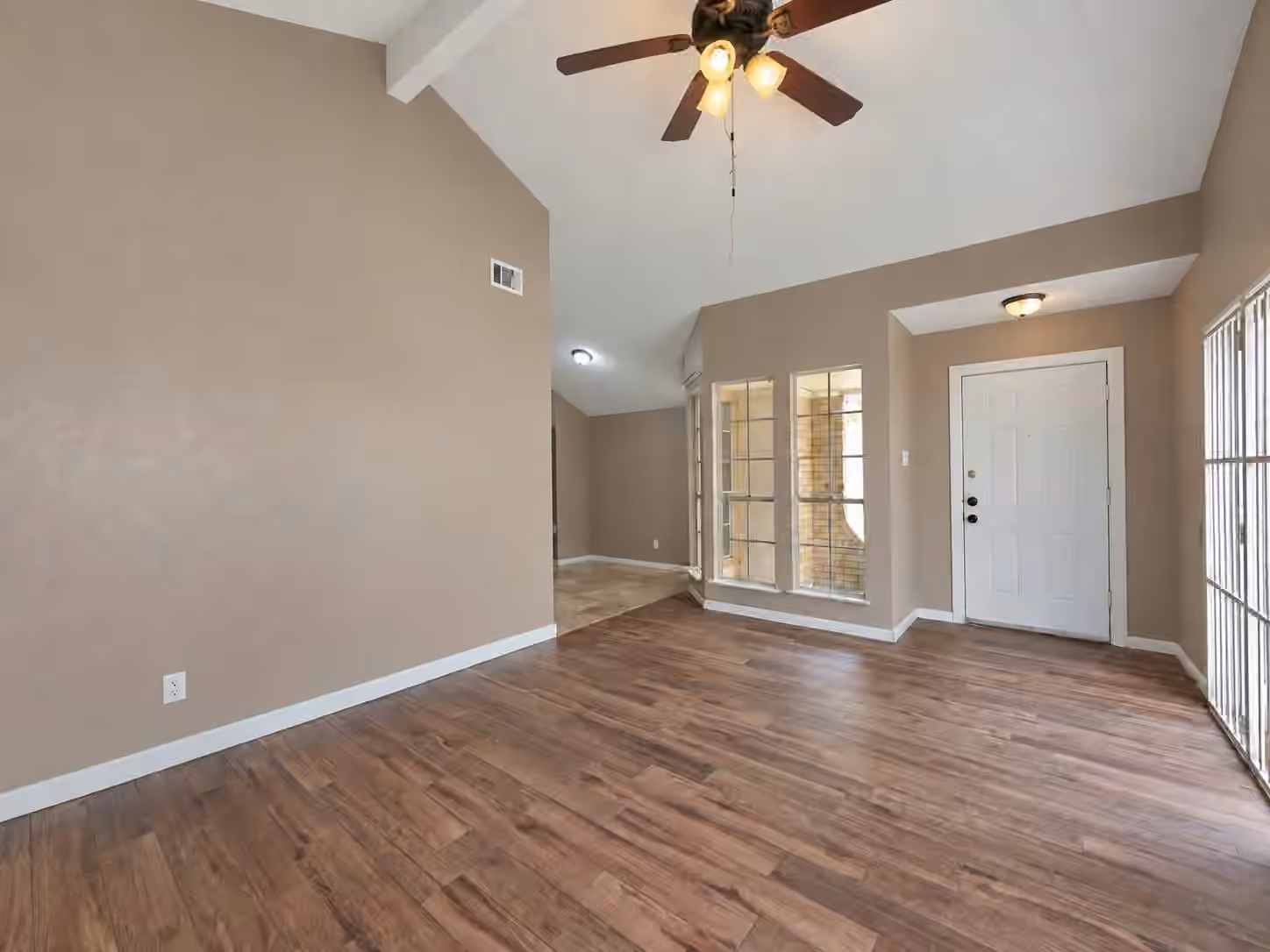 Photo 4 of 2026 Greencourt Drive, Missouri City, TX