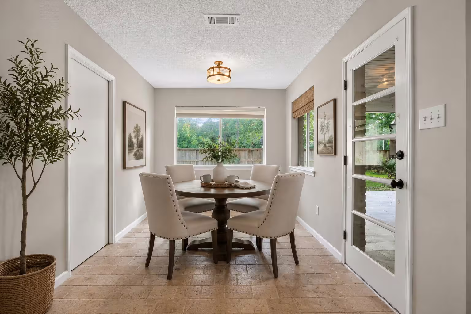 Photo 6 of 1927 HIDDEN CREEK Drive, Kingwood, TX