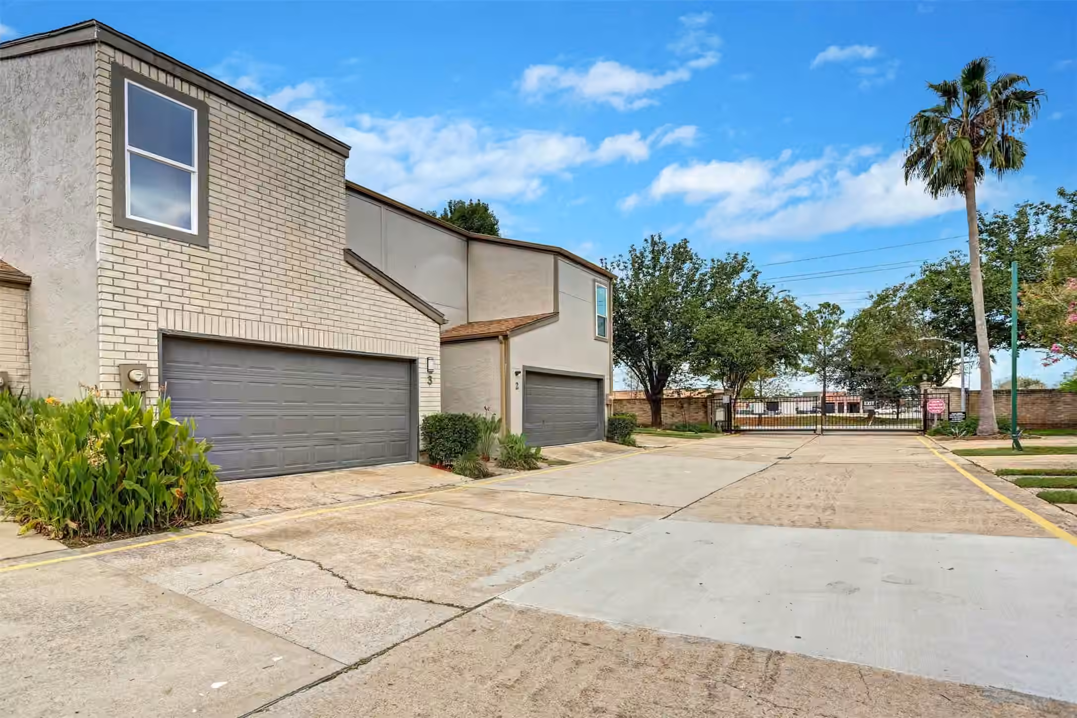 Photo 3 of 880 Tully Road 3, Houston, TX