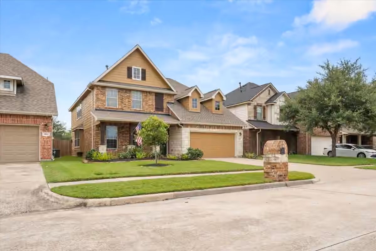 Photo 3 of 4910 E Meadow Drive, Deer Park, TX