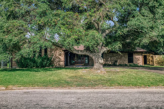 Photo of 104 Machemehl Drive, Bellville, TX 77418