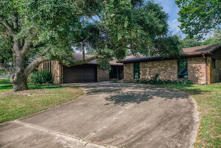 Photo 6 of 104 Machemehl Drive, Bellville, TX