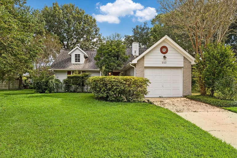 Photo of 910 Country Place Blvd, Pearland, TX 77584