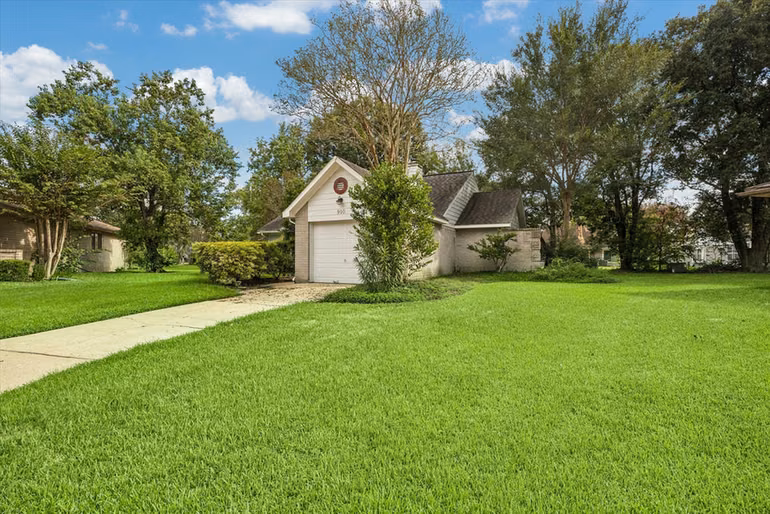 Photo 2 of 910 Country Place Blvd, Pearland, TX