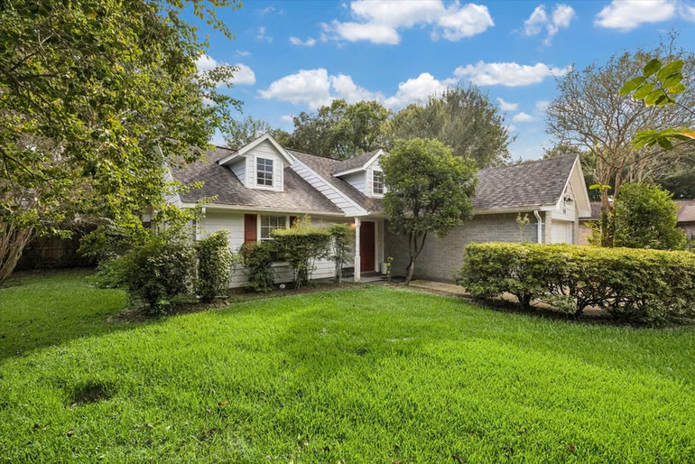 Photo 3 of 910 Country Place Blvd, Pearland, TX