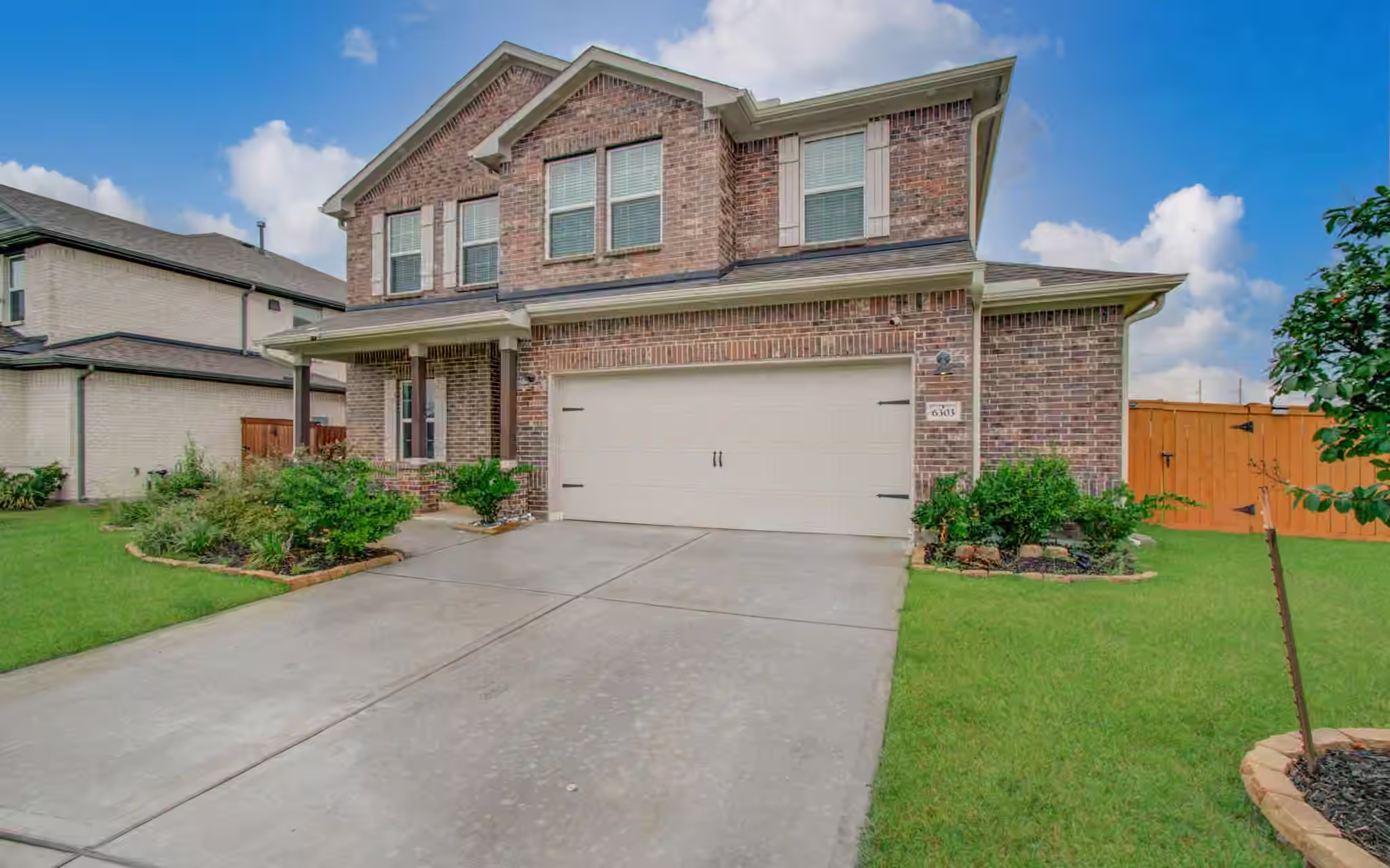 Photo 2 of 6303 Spanish Moss Drive, Pearland, TX