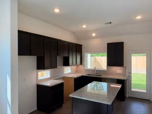 Photo 5 of 4710 Magnolia Montoya Drive, Pinehurst, TX