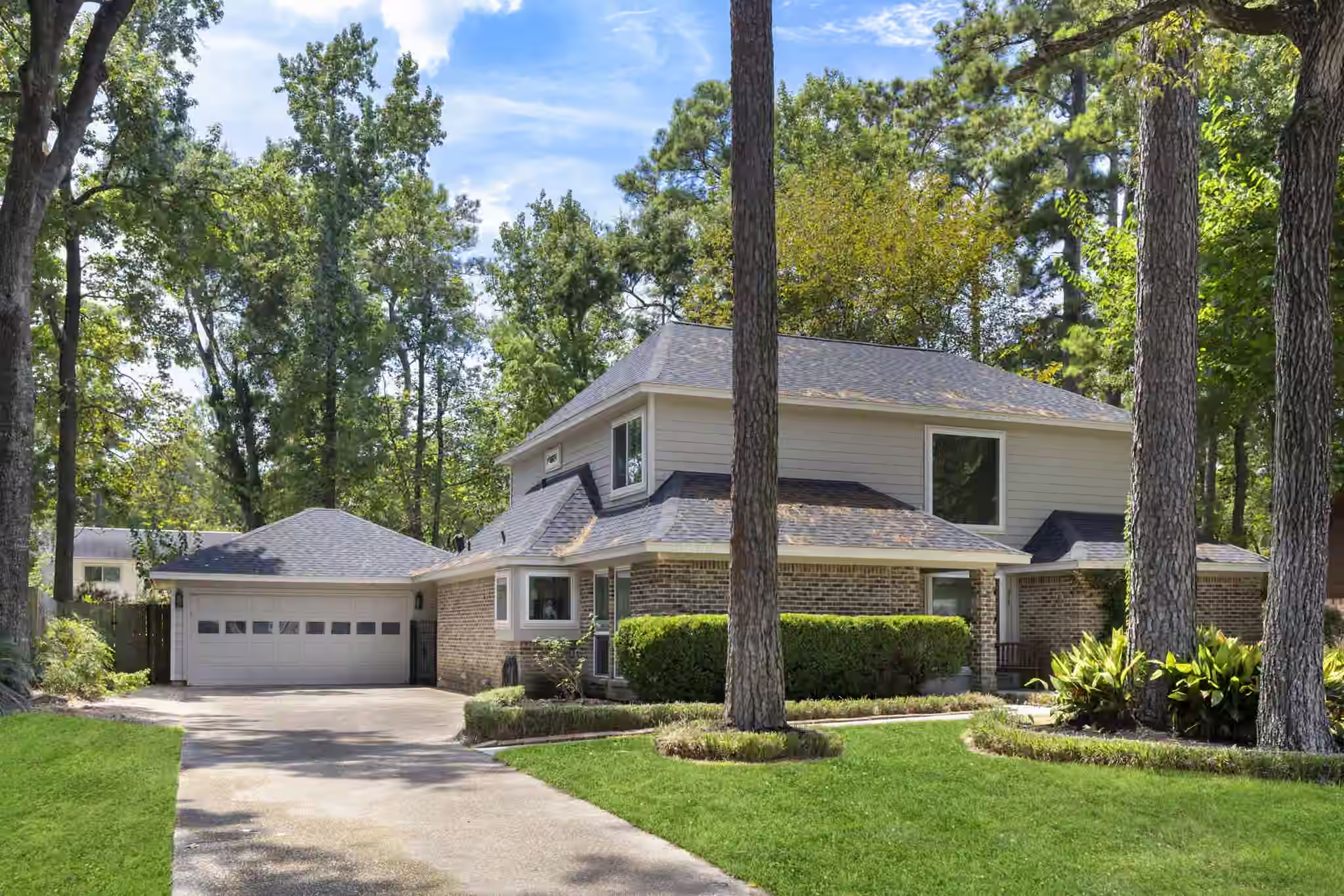Photo 2 of 21 Wakerobin Court, The Woodlands, TX