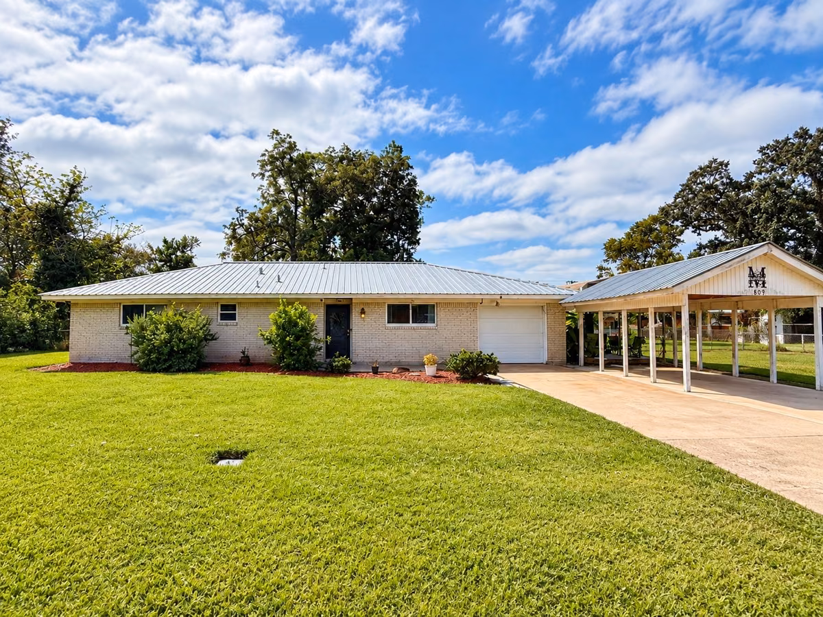 Photo of 809 E Hamilton Street, West Columbia, TX 77486