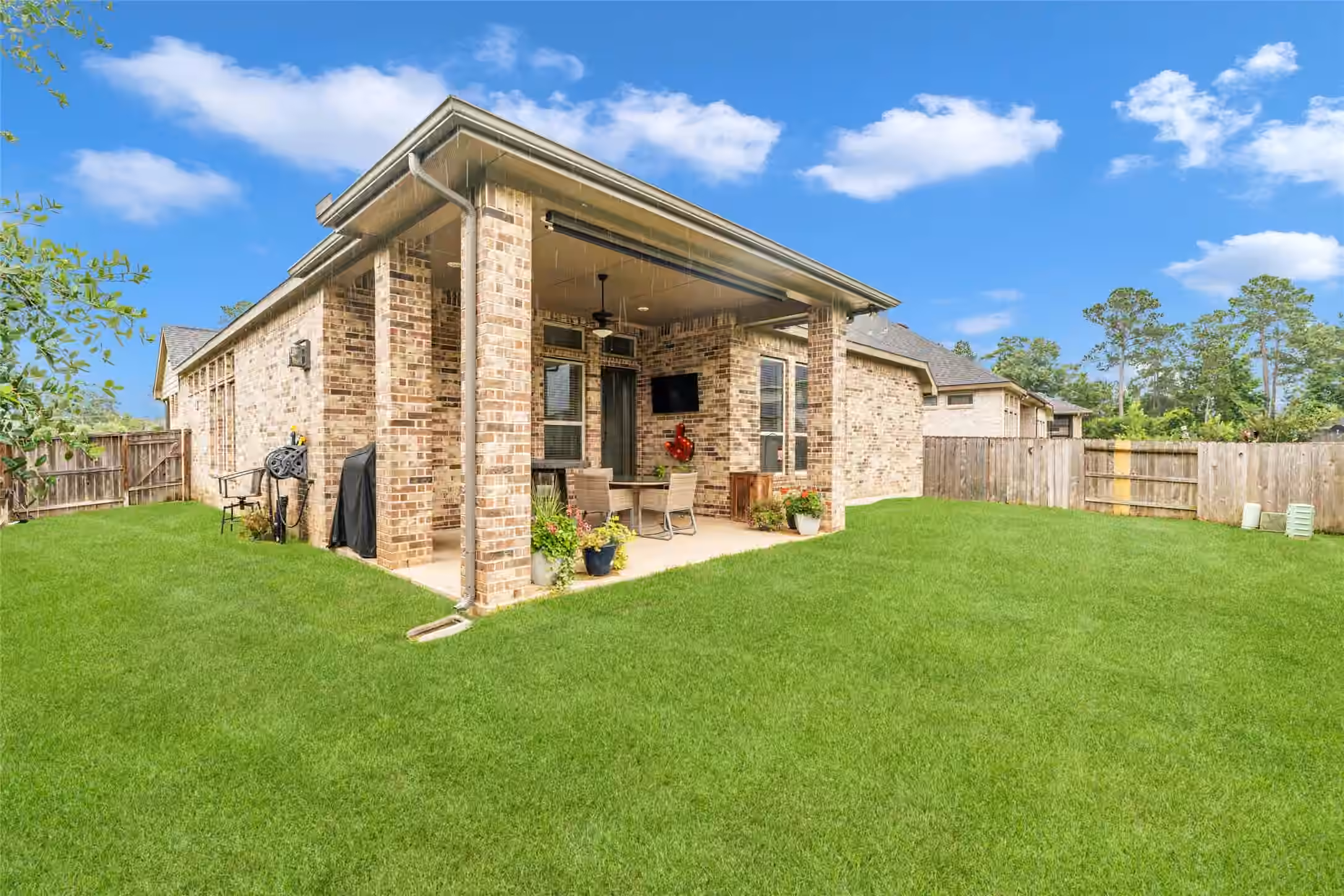 Photo 3 of 561 Rolling Brook Lane, Pinehurst, TX
