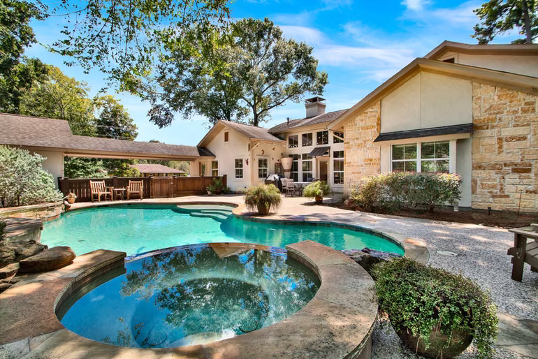 Photo 4 of 12102 Oak Bluff Drive, Houston, TX