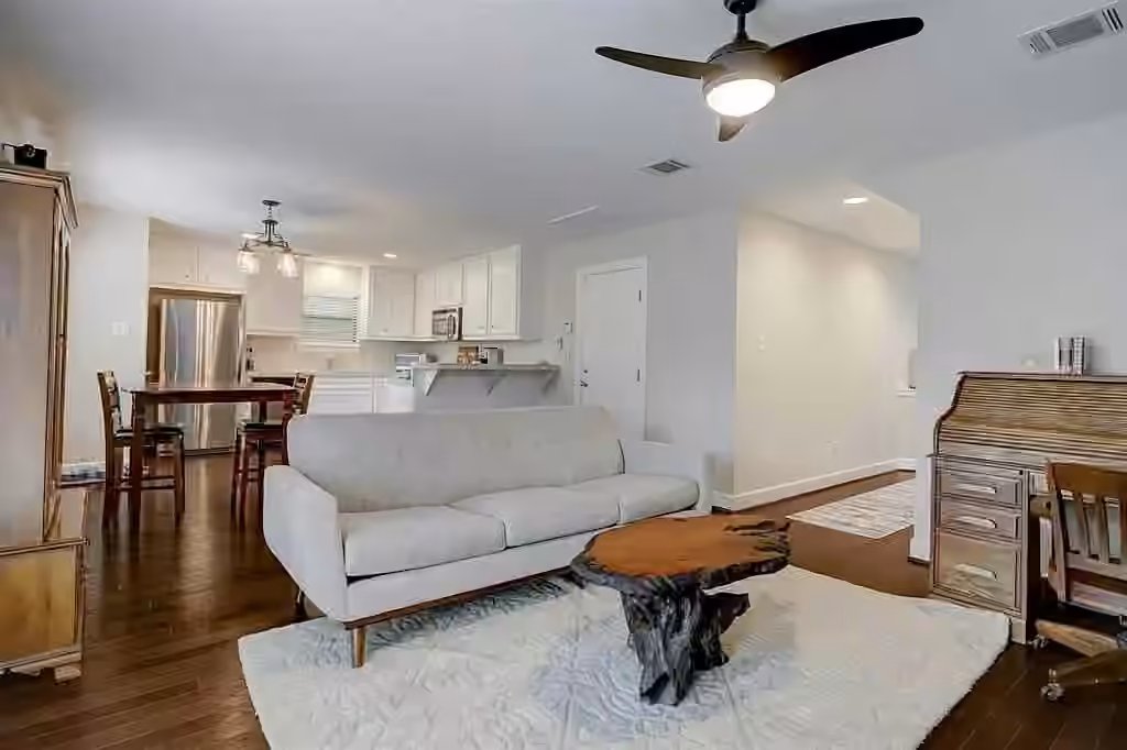 Photo 2 of 827 E 36th Street, Houston, TX