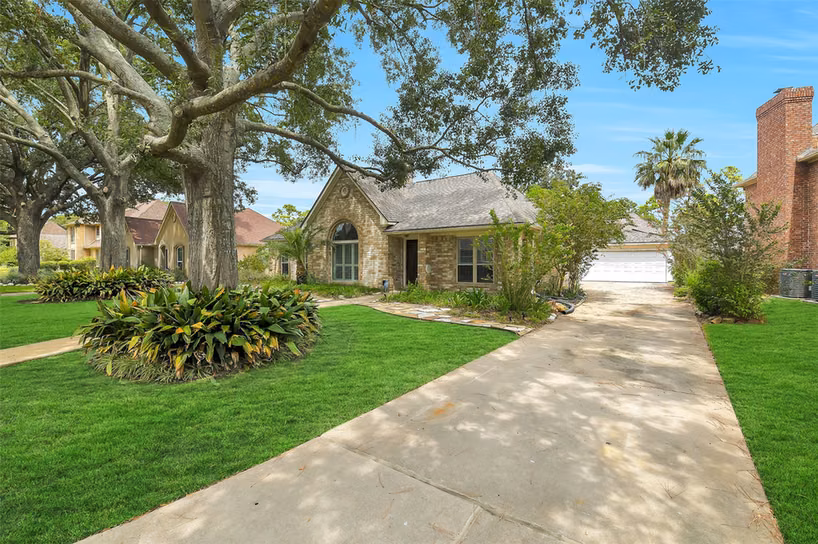 Photo 2 of 15846 Signal Creek Drive, Houston, TX