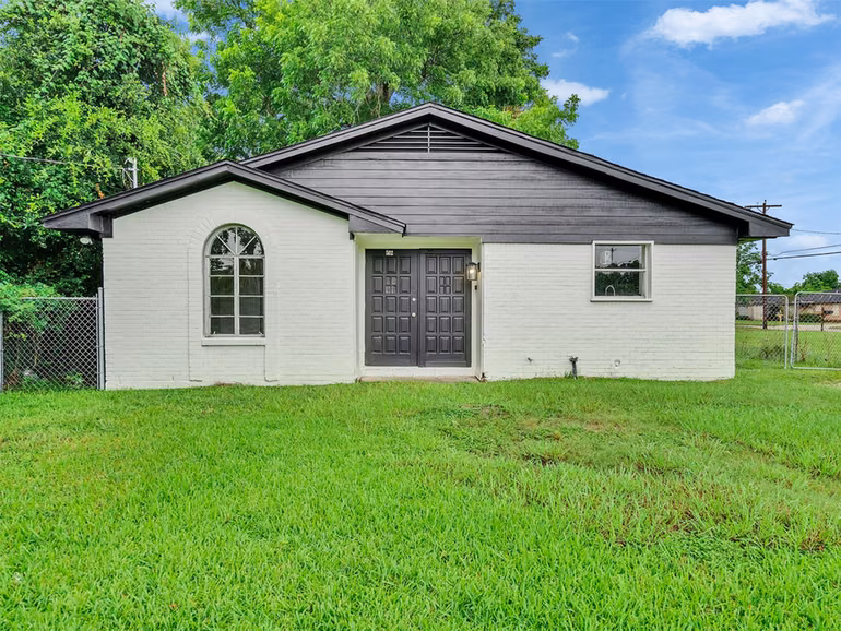 Photo of 502 N Oak Street, Texas City, TX 77591
