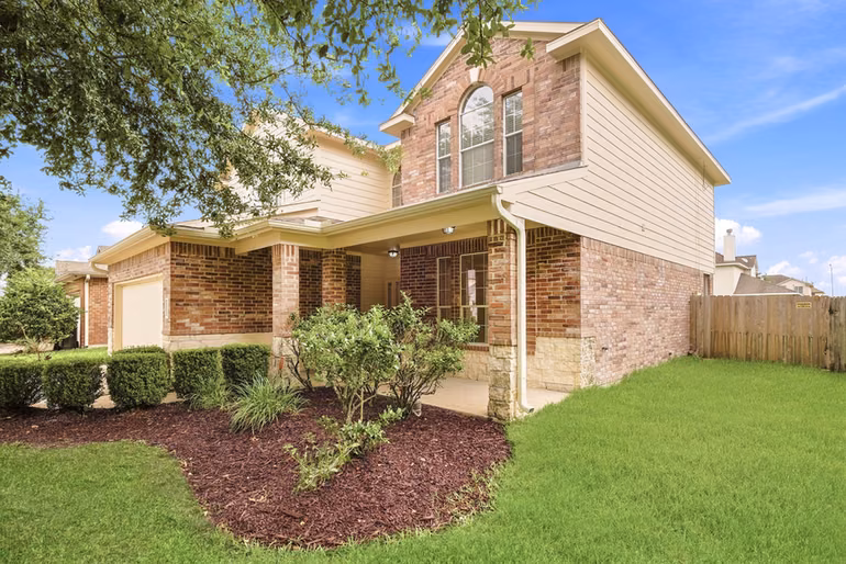 Photo 3 of 8306 Littlehip Hawthorn Drive, Baytown, TX