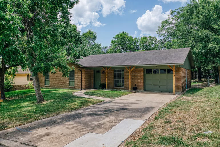 Photo 2 of 2414 Airline Drive, Brenham, TX