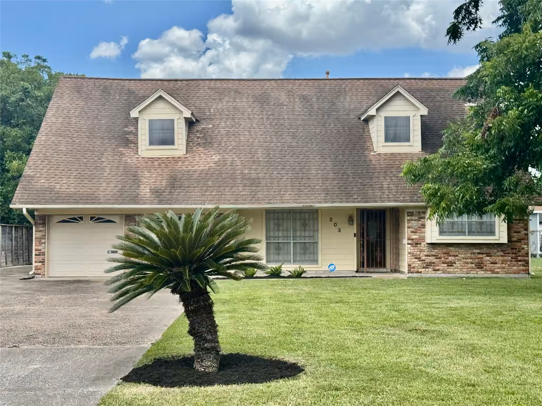 Photo of 203 E Thornton Road, Houston, TX