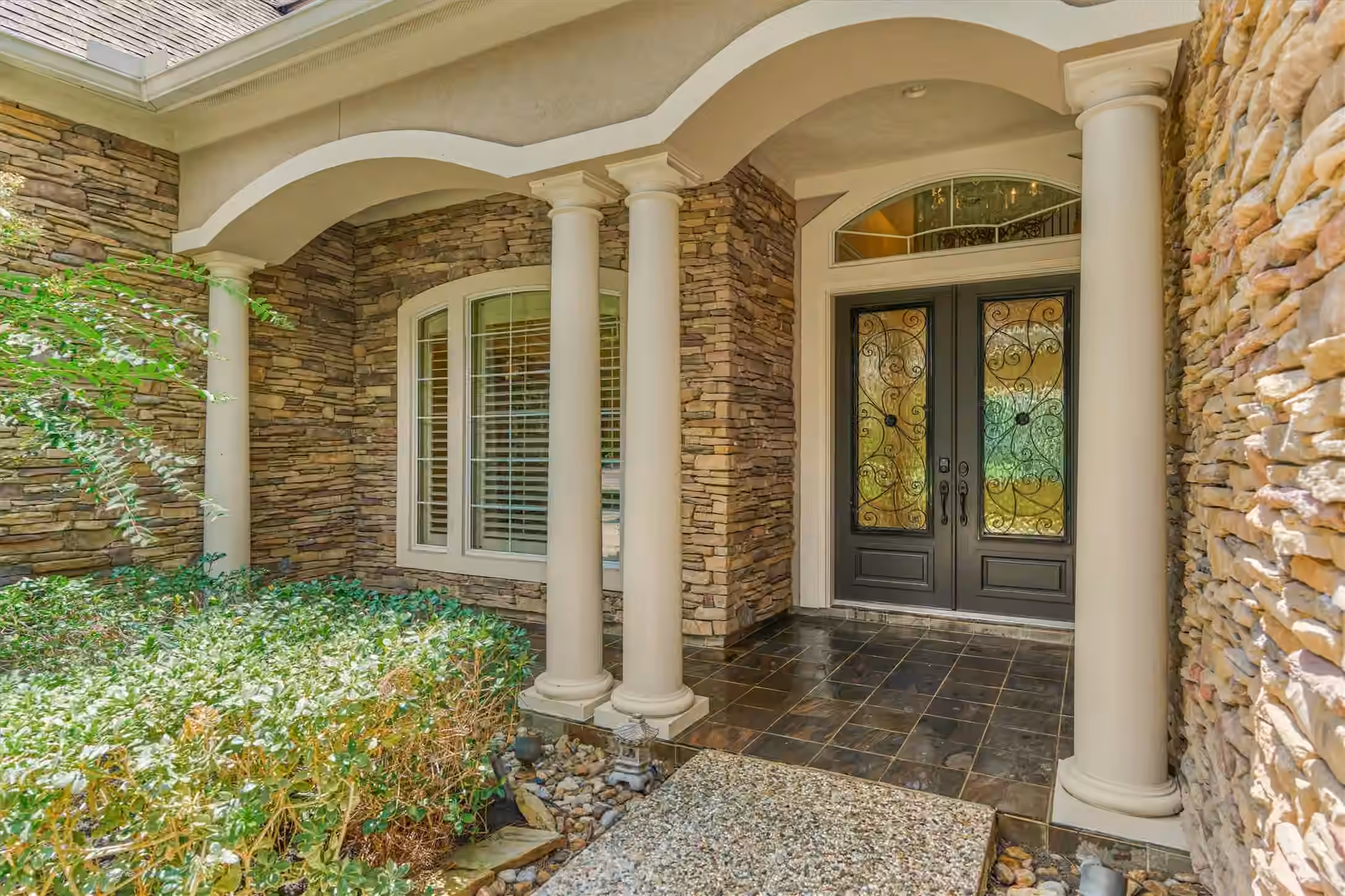 Photo 4 of 94 E Bracebridge Circle, The Woodlands, TX