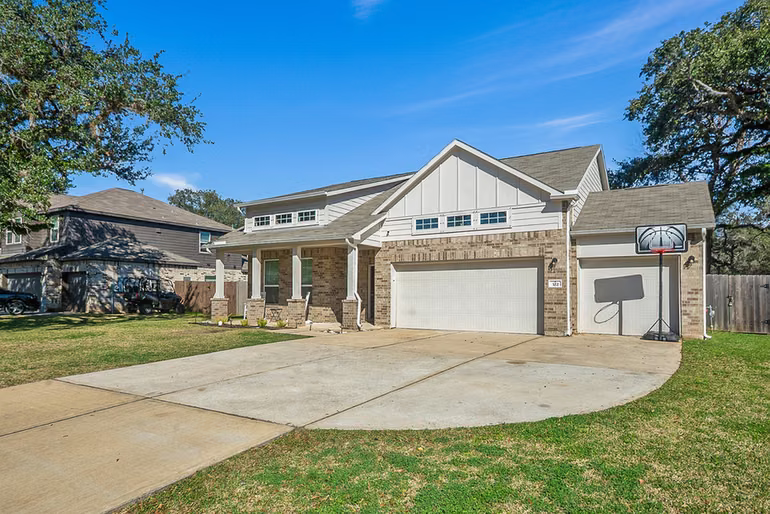 Photo 2 of 322 Wellshire Drive, West Columbia, TX
