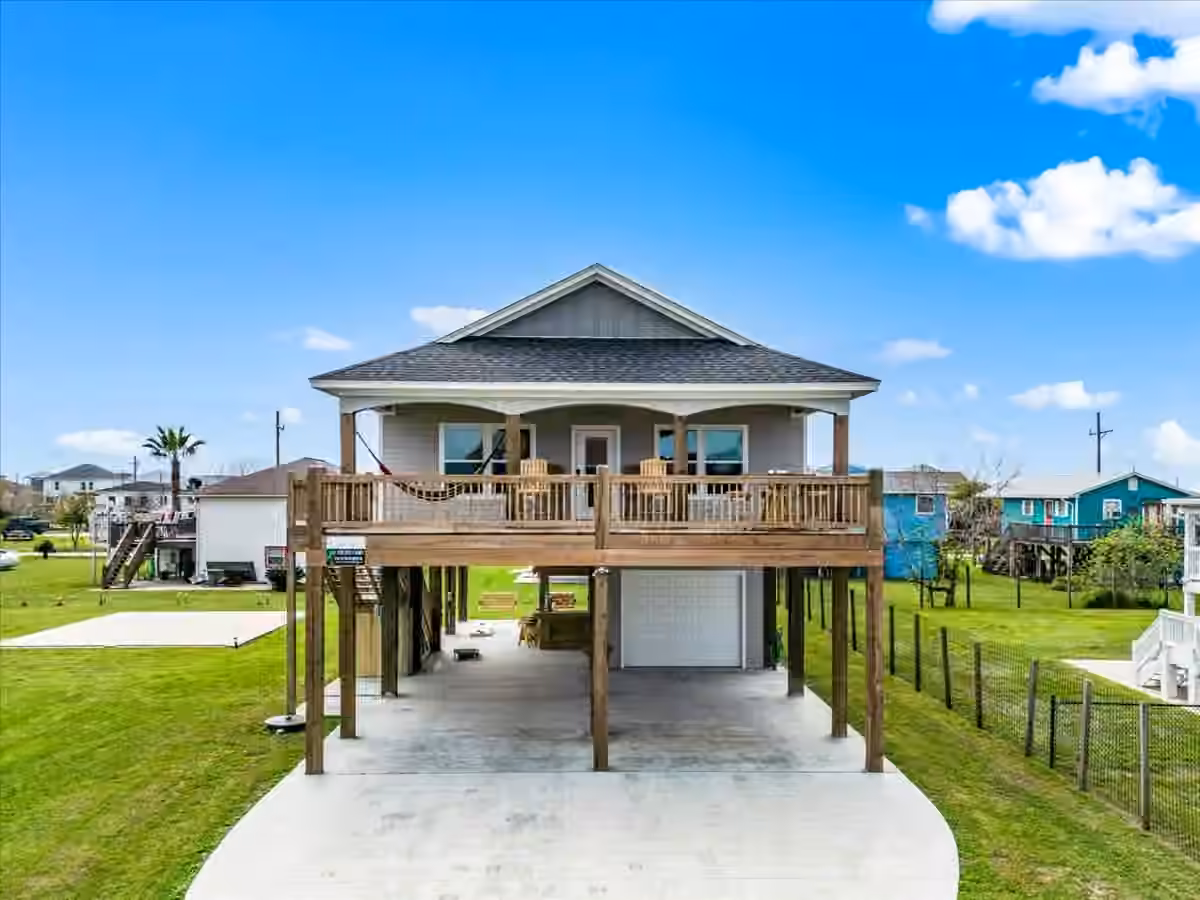 Photo 2 of 961 Palmetto Drive, Crystal Beach, TX
